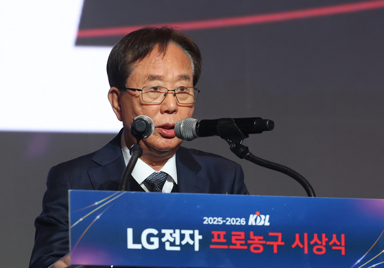 프로농구 시상식 환영사 하는 이수광 KBL 총재