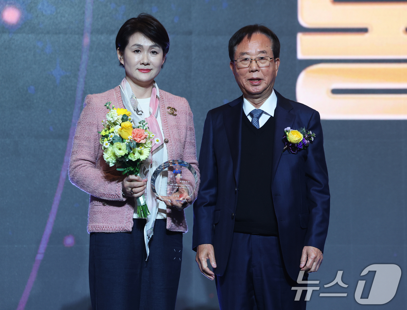 (서울=뉴스1) 오대일 기자 = 9일 오후 서울 강남구 그랜드 인터컨티넨탈 서울 파르나스 그랜드볼룸에서 열린 2025-2026 LG전자 프로농구 시상식에서 공로상을 수상한 동아오츠 …