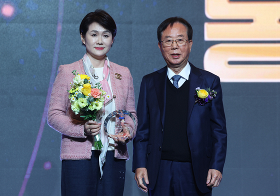 프로농구 시상식 공로상 수상한 동아오츠카