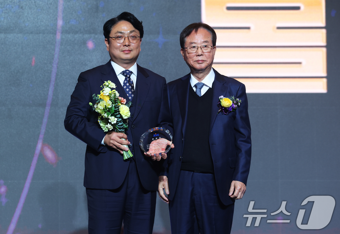 (서울=뉴스1) 오대일 기자 = 9일 오후 서울 강남구 그랜드 인터컨티넨탈 서울 파르나스 그랜드볼룸에서 열린 2025-2026 LG전자 프로농구 시상식에서 공로상을 수상한 몰텐코리 …