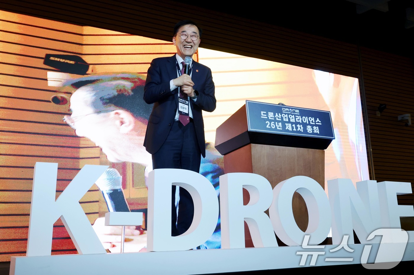 (서울=뉴스1) 조연우 인턴기자 = 김윤덕 국토교통부 장관이 9일 서울 여의도 FKI타워에서 진행된 ‘드론산업얼라이언스 2026년 1차 총회‘에 참석해 환영사를 하고 있다. 정부 …