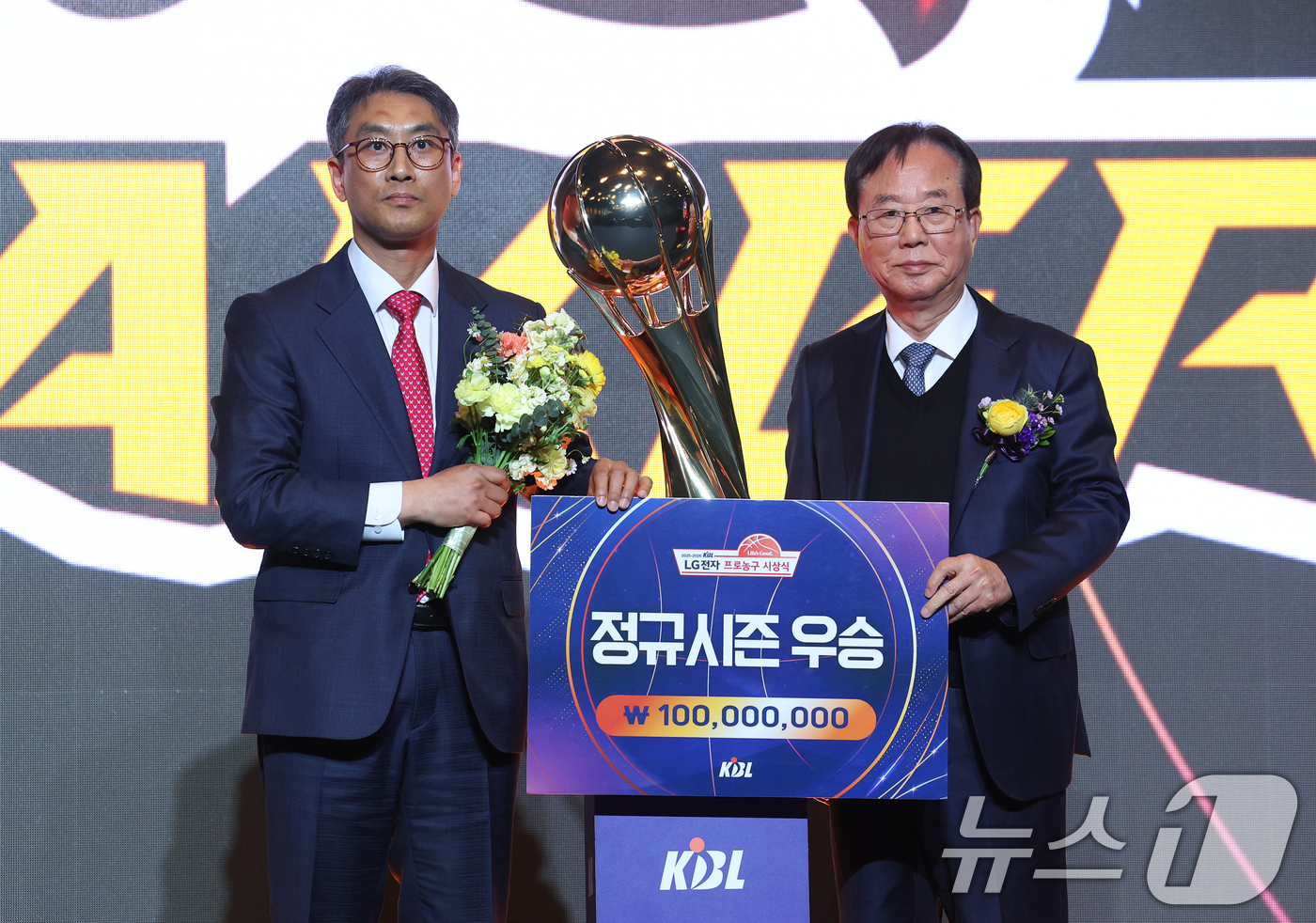 (서울=뉴스1) 오대일 기자 = 9일 오후 서울 강남구 그랜드 인터컨티넨탈 서울 파르나스 그랜드볼룸에서 열린 2025-2026 LG전자 프로농구 시상식에서 12년 만에 정규리그 우 …