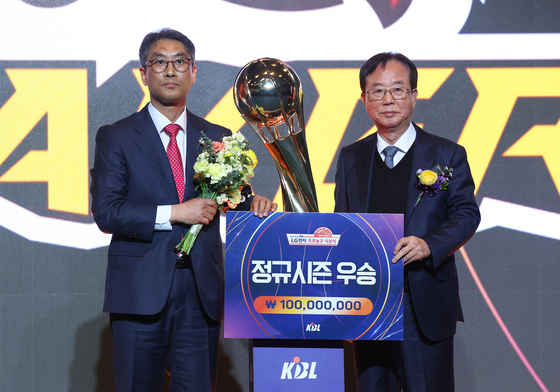 정규리그 우승 트로피 받는 창원 LG