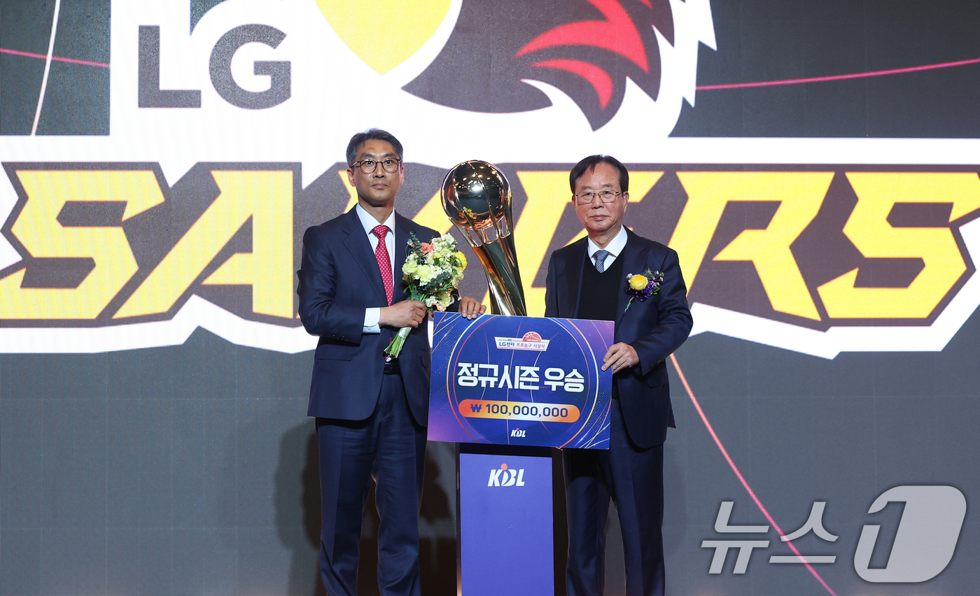 (서울=뉴스1) 오대일 기자 = 9일 오후 서울 강남구 그랜드 인터컨티넨탈 서울 파르나스 그랜드볼룸에서 열린 2025-2026 LG전자 프로농구 시상식에서 12년 만에 정규리그 우 …