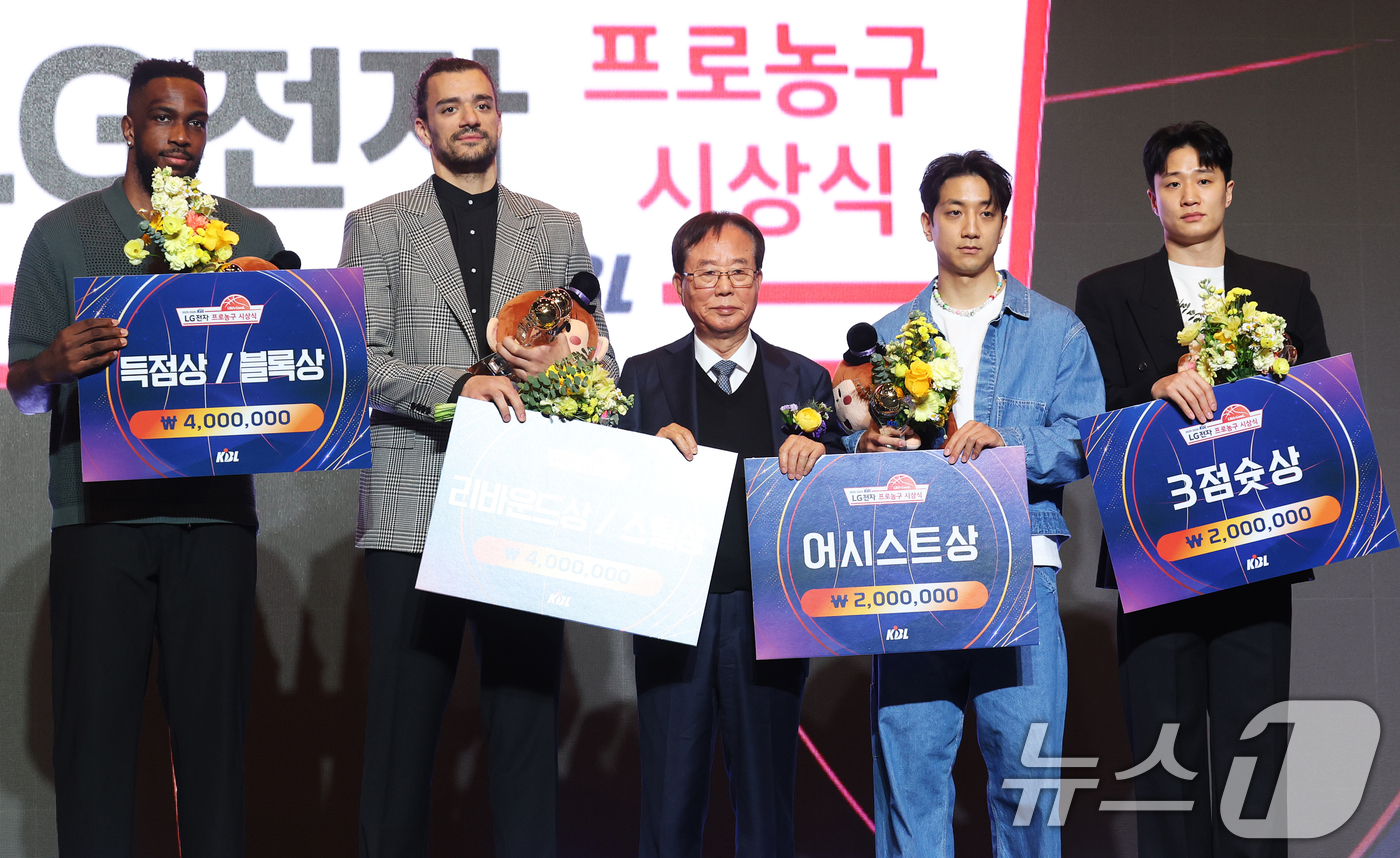 (서울=뉴스1) 오대일 기자 = 9일 오후 서울 강남구 그랜드 인터컨티넨탈 서울 파르나스 그랜드볼룸에서 열린 2025-2026 LG전자 프로농구 시상식에서 계량 부문 수상자들이 기 …