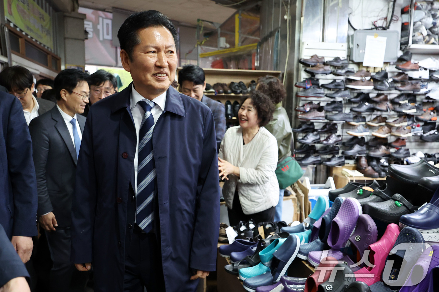 (광주=뉴스1) 이승현 기자 = 정청래 더불어민주당 대표가 9일 광주 서구 양동시장을 찾아 민심을 살피고 있다. 2026.4.9/뉴스1