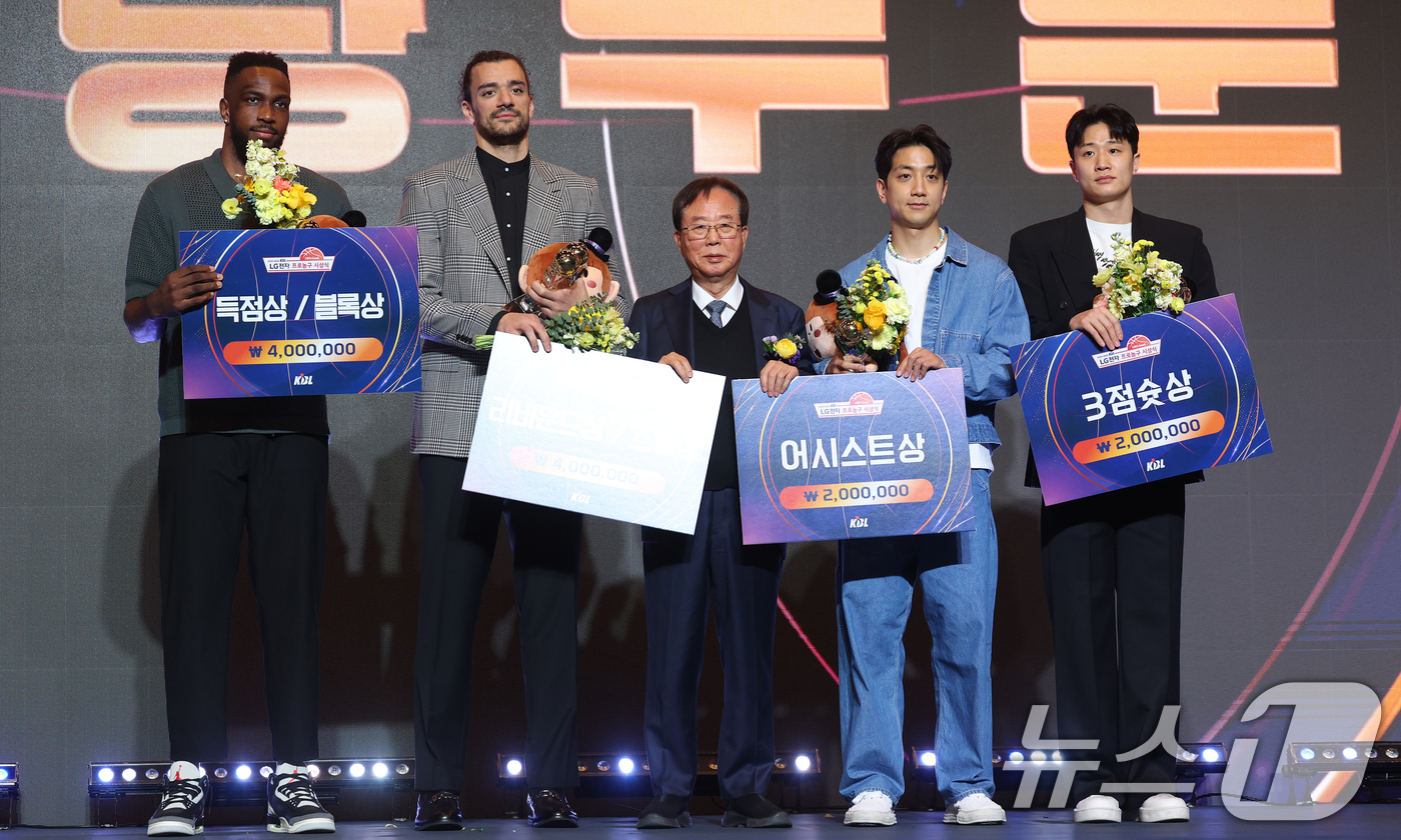 (서울=뉴스1) 오대일 기자 = 9일 오후 서울 강남구 그랜드 인터컨티넨탈 서울 파르나스 그랜드볼룸에서 열린 2025-2026 LG전자 프로농구 시상식에서 계량 부문 수상자들이 기 …