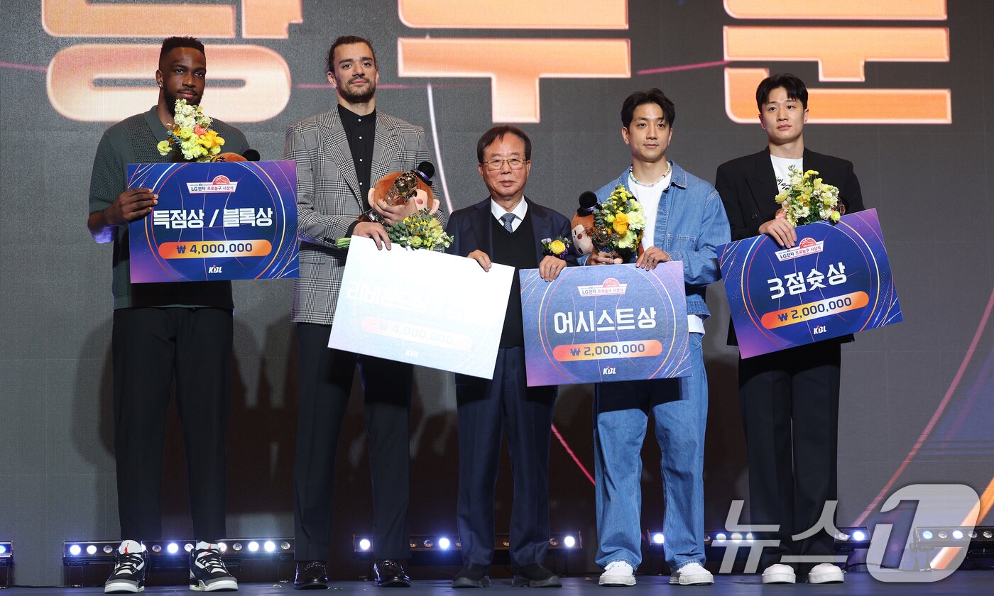 본문 이미지 - 9일 오후 서울 강남구 그랜드 인터컨티넨탈 서울 파르나스 그랜드볼룸에서 열린 2025-2026 LG전자 프로농구 시상식에서 계량 부문 수상자들이 기념촬영을 하고 있다. 왼쪽부터 득점상 및 블록상 자밀 워니(서울 SK), 리바운드상 및 스틸상 아셈 마레이(창원 LG), 이수광 KBL 총재, 어시스트상 허훈(부산 KCC), 3점슛상 허웅(부산 KCC). 2026.4.9 ⓒ 뉴스1 오대일 기자
