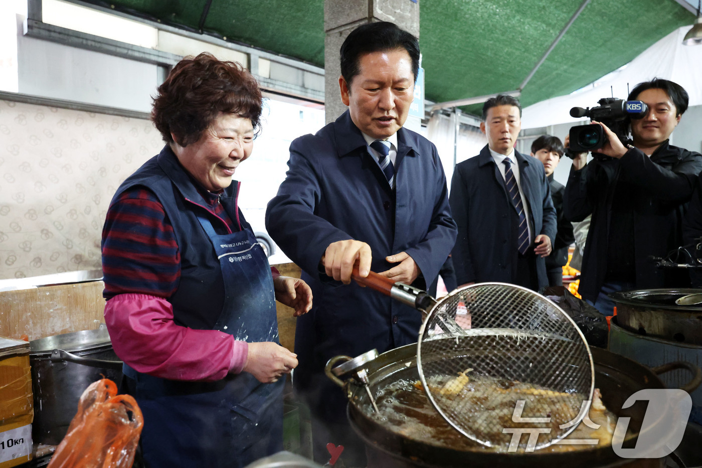 (광주=뉴스1) 이승현 기자 = 정청래 더불어민주당 대표가 9일 광주 서구 양동시장에서 튀김을 튀기고 있다. 2026.4.9/뉴스1