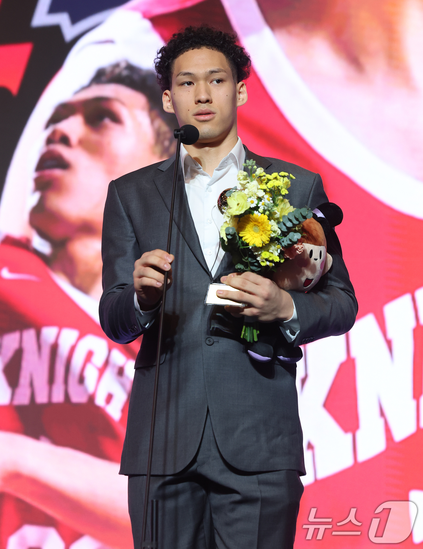 (서울=뉴스1) 오대일 기자 = 9일 오후 서울 강남구 그랜드 인터컨티넨탈 서울 파르나스 그랜드볼룸에서 열린 2025-2026 LG전자 프로농구 시상식에서 식스맨상을 수상한 에디 …