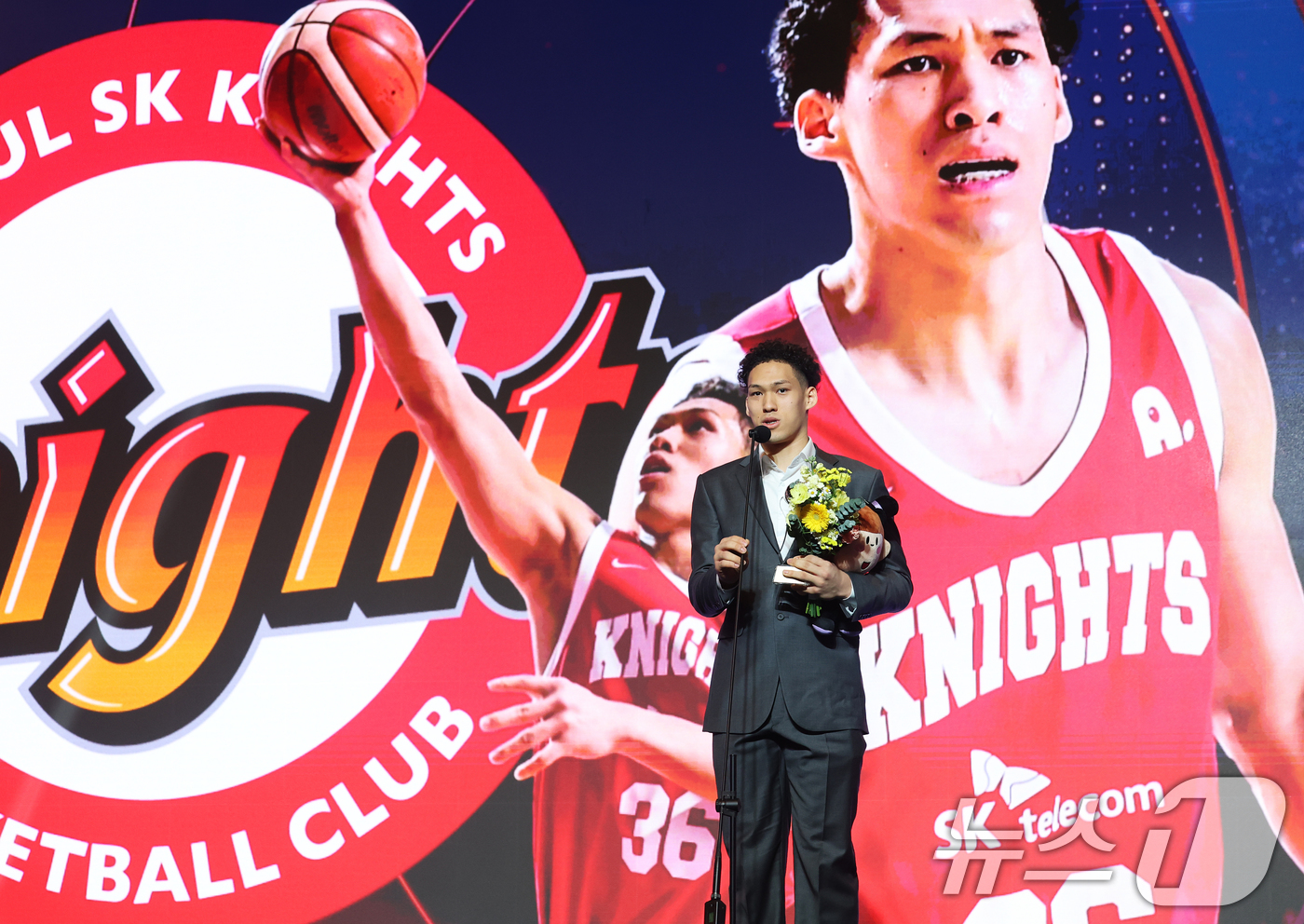 (서울=뉴스1) 오대일 기자 = 9일 오후 서울 강남구 그랜드 인터컨티넨탈 서울 파르나스 그랜드볼룸에서 열린 2025-2026 LG전자 프로농구 시상식에서 식스맨상을 수상한 에디 …