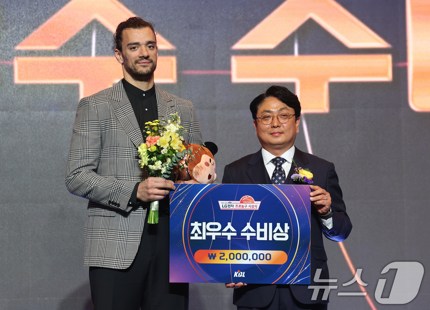 (서울=뉴스1) 오대일 기자 = 9일 오후 서울 강남구 그랜드 인터컨티넨탈 서울 파르나스 그랜드볼룸에서 열린 2025-2026 LG전자 프로농구 시상식에서 최우수 수비상을 수상한 …