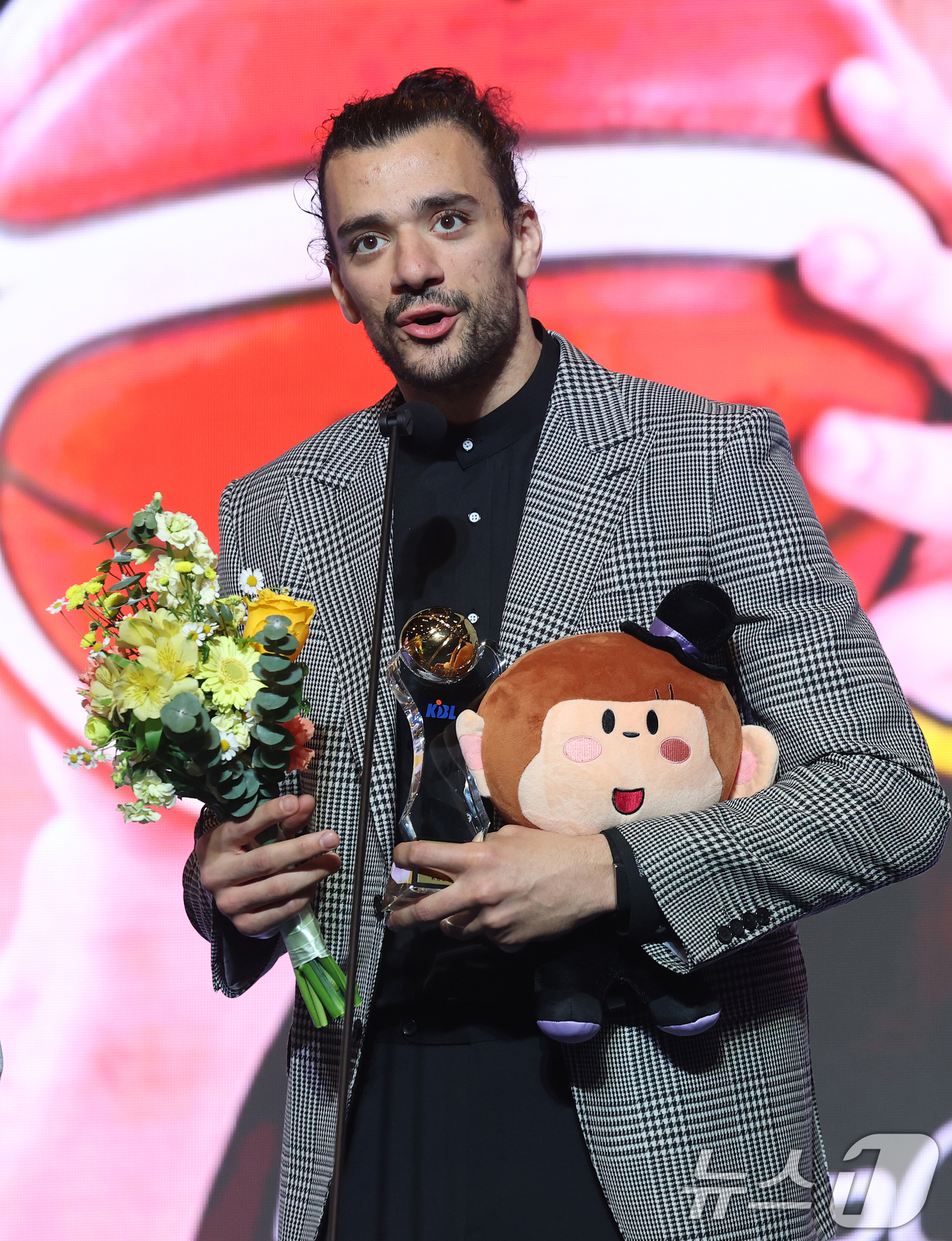 (서울=뉴스1) 오대일 기자 = 9일 오후 서울 강남구 그랜드 인터컨티넨탈 서울 파르나스 그랜드볼룸에서 열린 2025-2026 LG전자 프로농구 시상식에서 최우수 수비상을 수상한 …