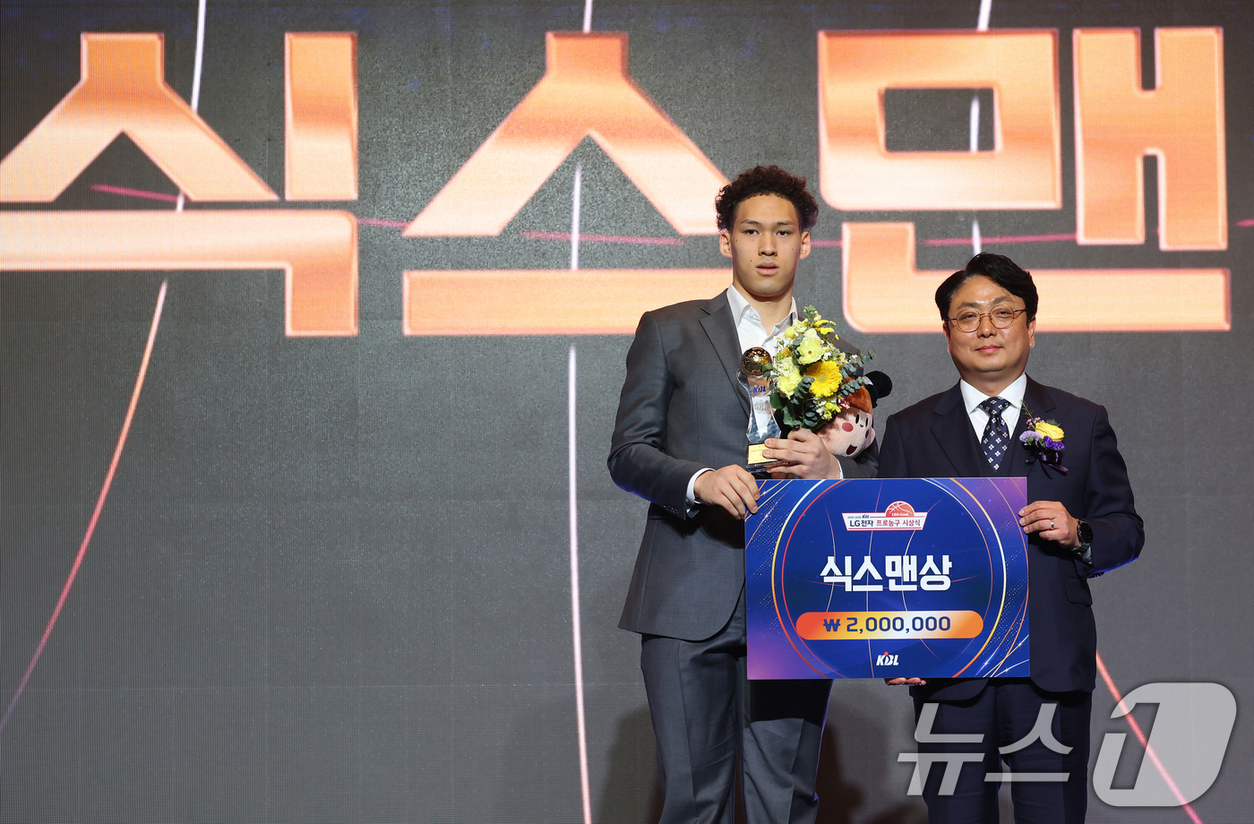 (서울=뉴스1) 오대일 기자 = 9일 오후 서울 강남구 그랜드 인터컨티넨탈 서울 파르나스 그랜드볼룸에서 열린 2025-2026 LG전자 프로농구 시상식에서 식스맨상을 수상한 에디 …