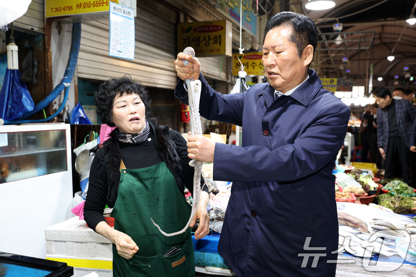 (광주=뉴스1) 이승현 기자 = 정청래 더불어민주당 대표가 9일 광주 서구 양동시장에서 낙지를 살펴보고 있다. 2026.4.9/뉴스1