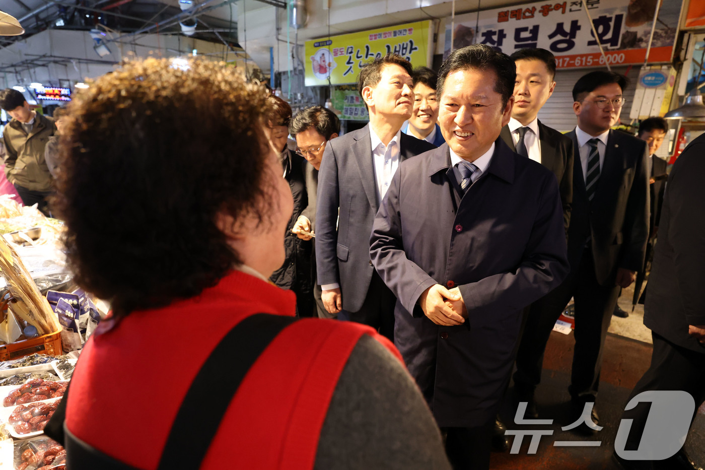 (광주=뉴스1) 이승현 기자 = 정청래 더불어민주당 대표가 9일 광주 서구 양동시장을 찾아 민심을 살피고 있다. 2026.4.9/뉴스1