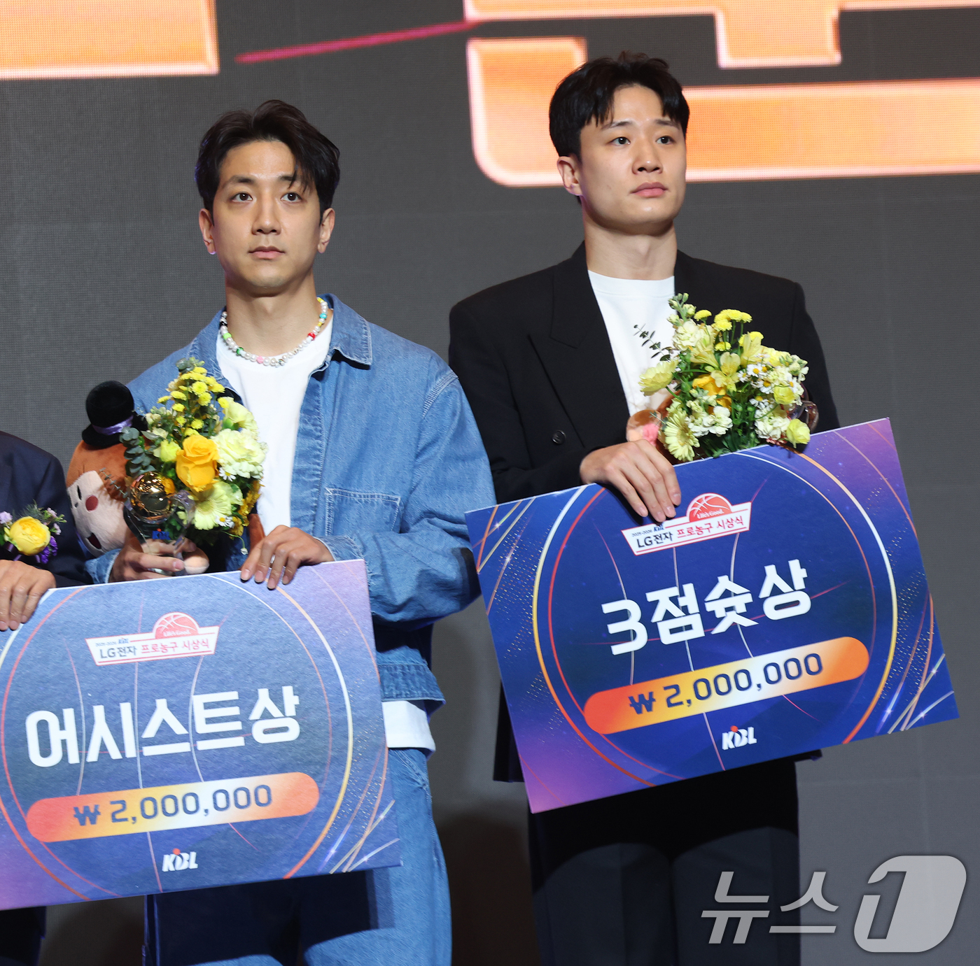 (서울=뉴스1) 오대일 기자 = 9일 오후 서울 강남구 그랜드 인터컨티넨탈 서울 파르나스 그랜드볼룸에서 열린 2025-2026 LG전자 프로농구 시상식에서 어시스트상을 수상한 허훈 …