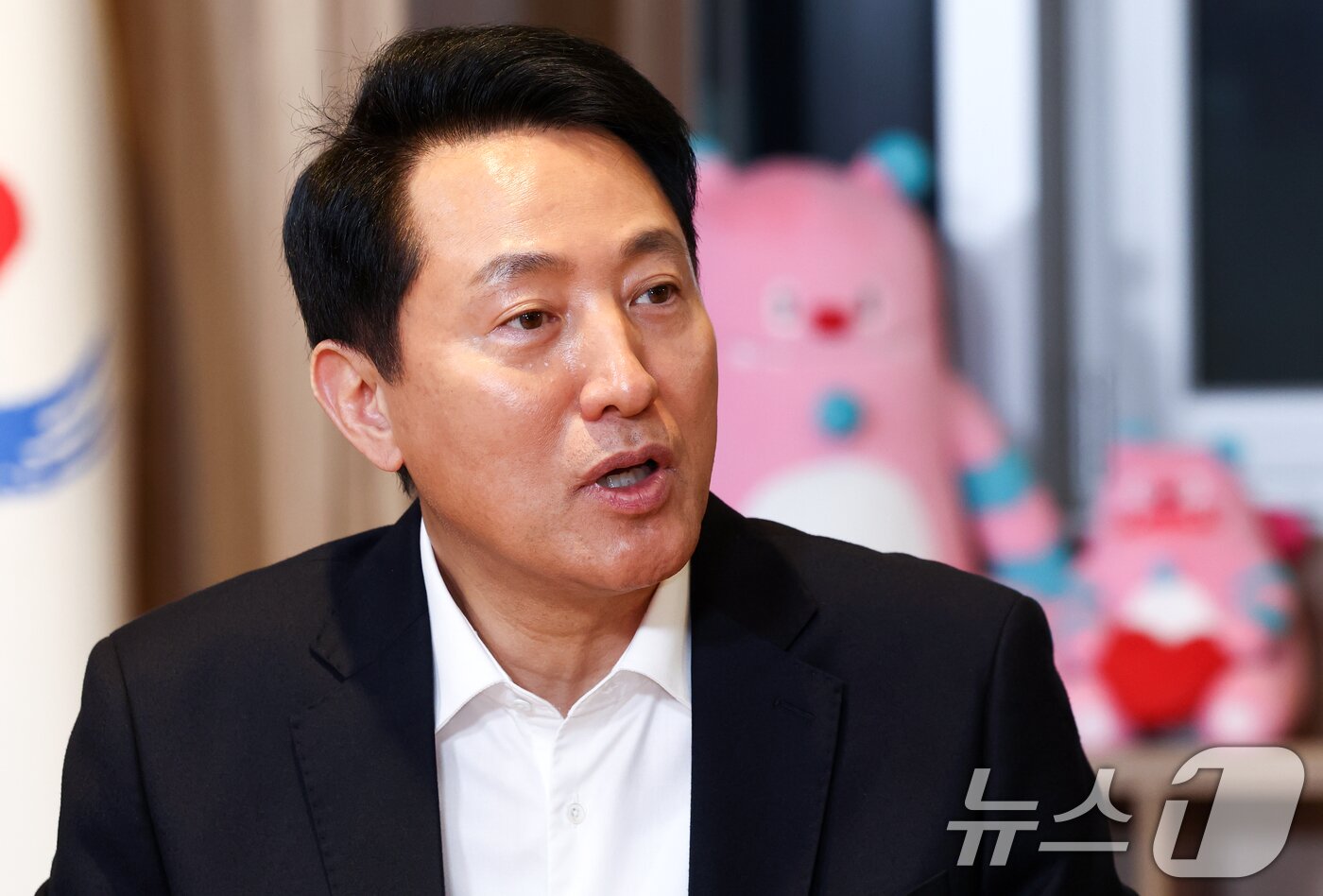 본문 이미지 - 오세훈 서울시장이 9일 오후 서울 중구 서울시청에서 뉴스1과 인터뷰하고 있다. ⓒ 뉴스1 최지환 기자