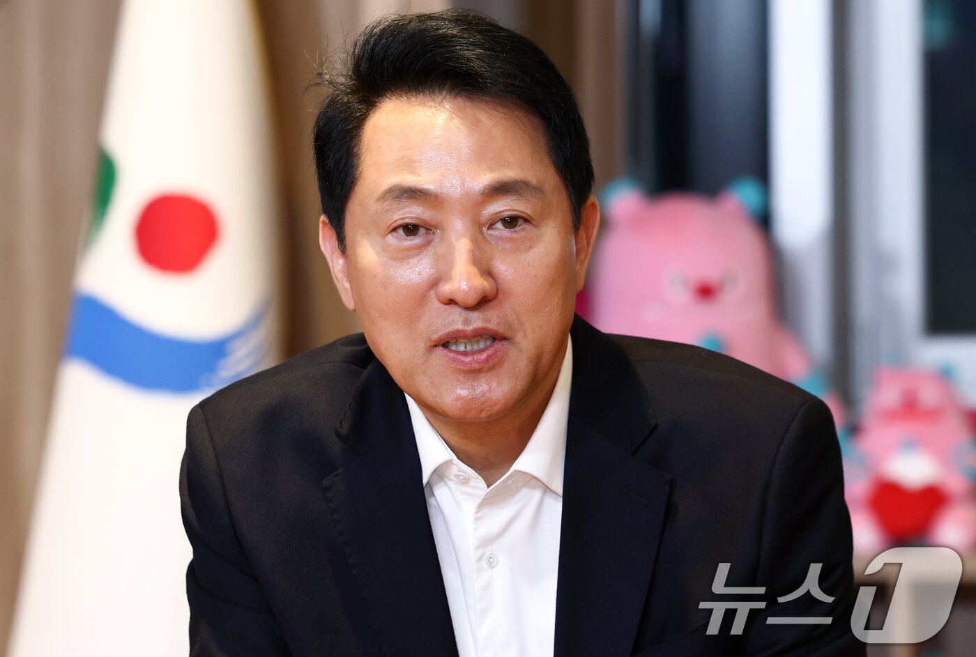 본문 이미지 - 오세훈 서울시장이 9일 오후 서울 중구 서울시청에서 뉴스1과 인터뷰하고 있다. ⓒ 뉴스1 최지환 기자