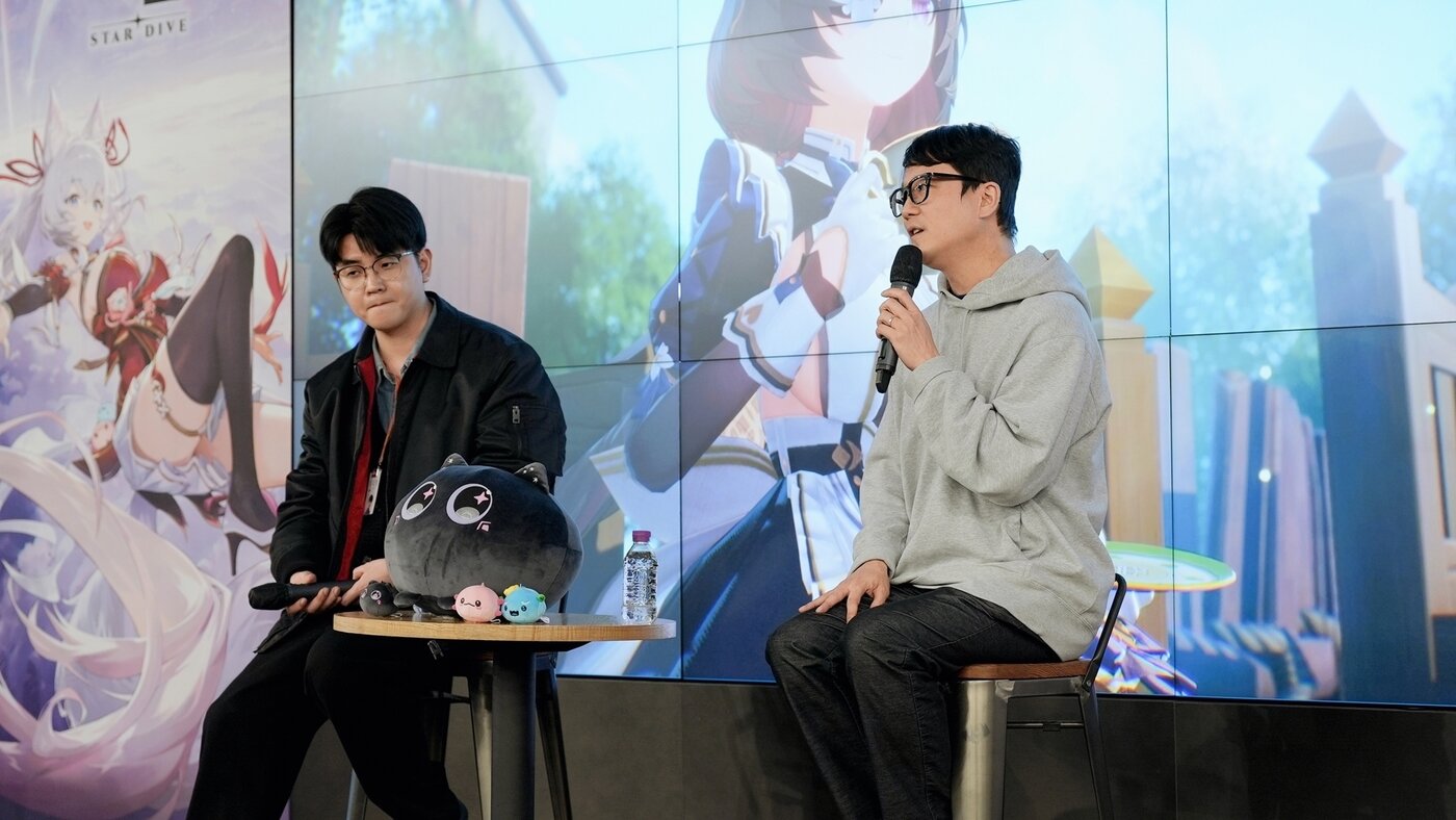 본문 이미지 - 김건 넷마블몬스터 대표가 9일 서울 구로구 넷마블 사옥에서 진행한 ‘몬길:스타다이브’ 론칭 공동 인터뷰에서 취재진 질문에 답하고 있다. 왼쪽부터 이다행 넷마블 사업본부장, 김건 넷마블몬스터 대표.(넷마블 제공. 재판매 및 DB금지2026.4.9 ⓒ 뉴스1