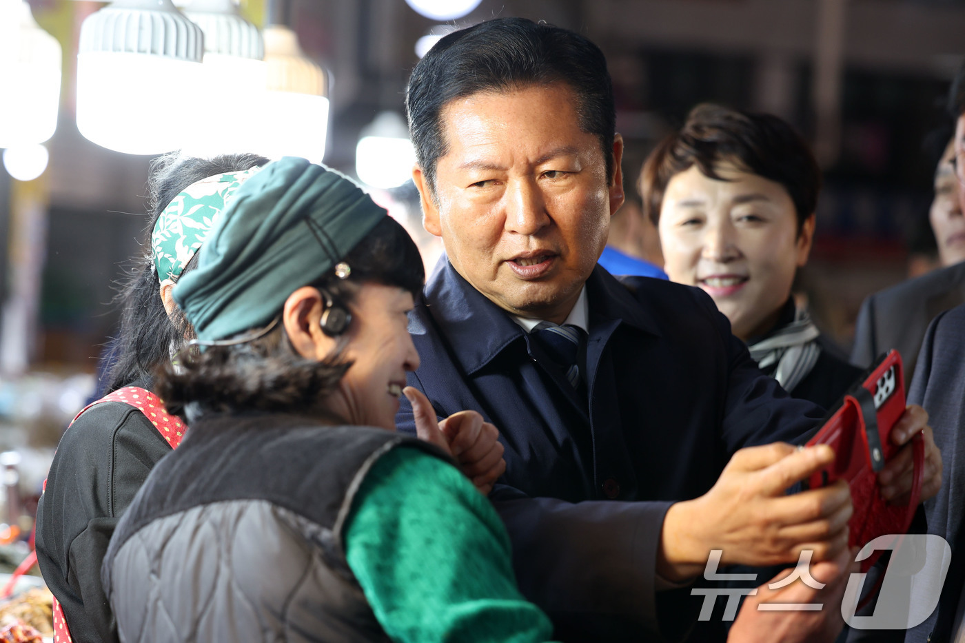 (광주=뉴스1) 이승현 기자 = 정청래 더불어민주당 대표가 9일 광주 서구 양동시장에서 상인과 셀카를 찍고 있다. 2026.4.9/뉴스1