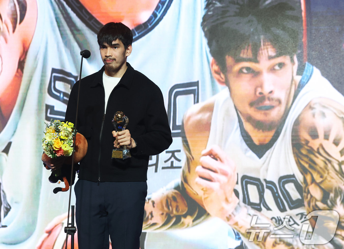 (서울=뉴스1) 오대일 기자 = 9일 오후 서울 강남구 그랜드 인터컨티넨탈 서울 파르나스 그랜드볼룸에서 열린 2025-2026 LG전자 프로농구 시상식에서 신인 선수상을 수상한 케 …