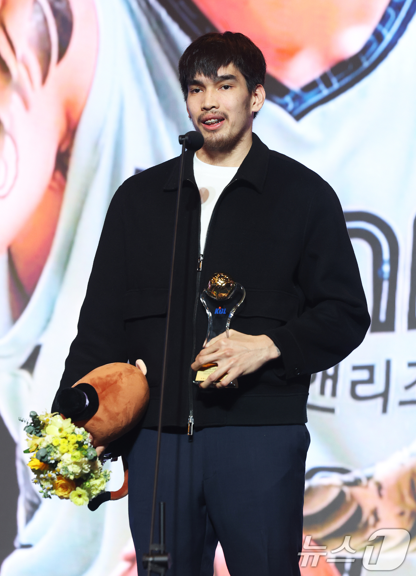 (서울=뉴스1) 오대일 기자 = 9일 오후 서울 강남구 그랜드 인터컨티넨탈 서울 파르나스 그랜드볼룸에서 열린 2025-2026 LG전자 프로농구 시상식에서 신인 선수상을 수상한 케 …