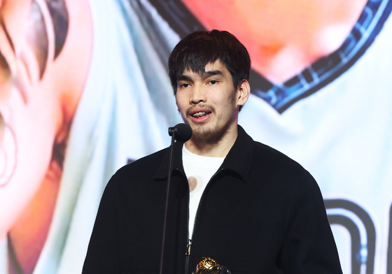 신인 선수상 수상 소감 밝히는 케빈 켐바오