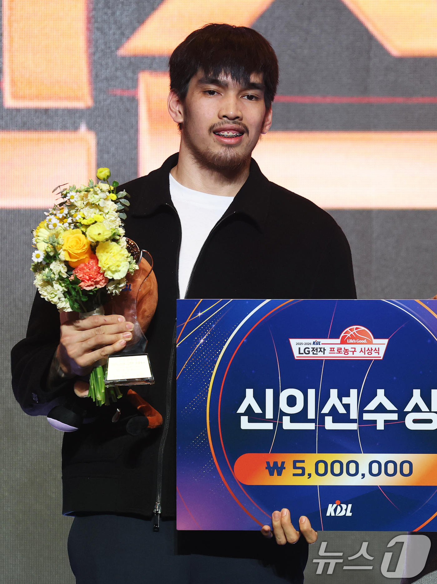 (서울=뉴스1) 오대일 기자 = 9일 오후 서울 강남구 그랜드 인터컨티넨탈 서울 파르나스 그랜드볼룸에서 열린 2025-2026 LG전자 프로농구 시상식에서 신인 선수상을 수상한 케 …
