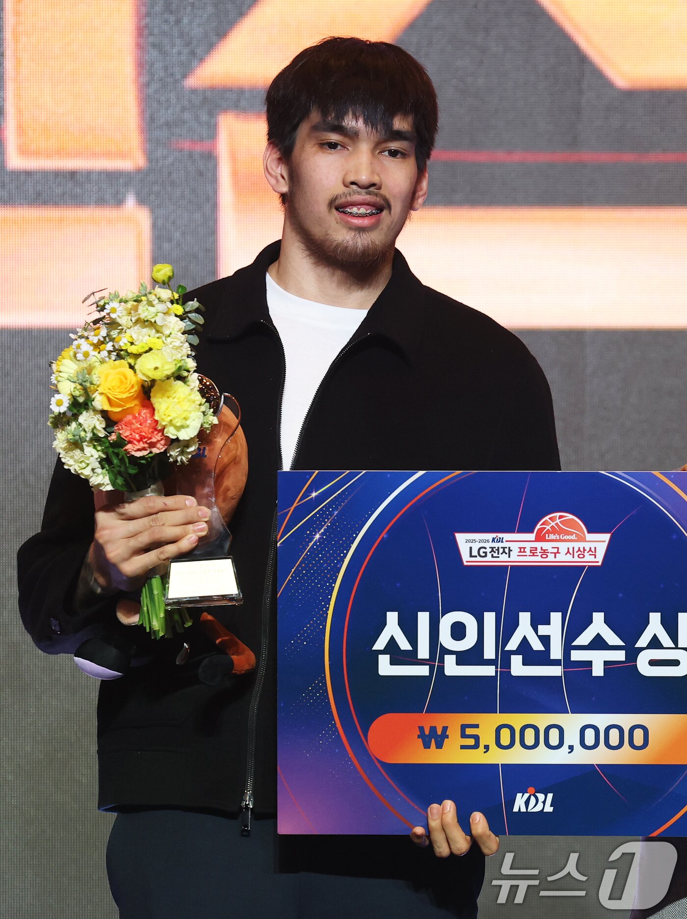 본문 이미지 - 9일 오후 서울 강남구 그랜드 인터컨티넨탈 서울 파르나스 그랜드볼룸에서 열린 2025-2026 LG전자 프로농구 시상식에서 신인 선수상을 수상한 케빈 켐바오(고양 소노)가 기념촬영을 하고 있다. 2026.4.9 ⓒ 뉴스1 오대일 기자
