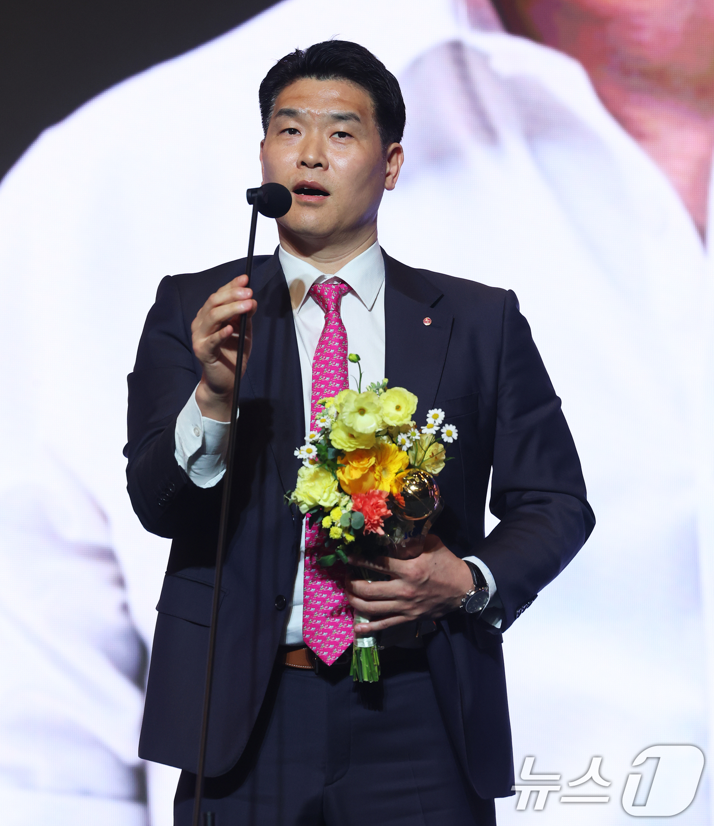 (서울=뉴스1) 오대일 기자 = 9일 오후 서울 강남구 그랜드 인터컨티넨탈 서울 파르나스 그랜드볼룸에서 열린 2025-2026 LG전자 프로농구 시상식에서 감독상을 수상한 조상현 …