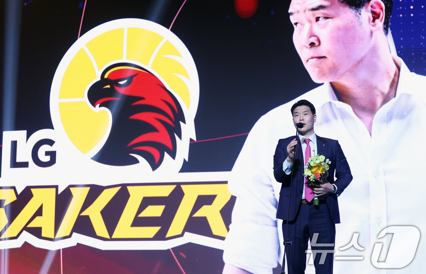 (서울=뉴스1) 오대일 기자 = 9일 오후 서울 강남구 그랜드 인터컨티넨탈 서울 파르나스 그랜드볼룸에서 열린 2025-2026 LG전자 프로농구 시상식에서 감독상을 수상한 조상현 …