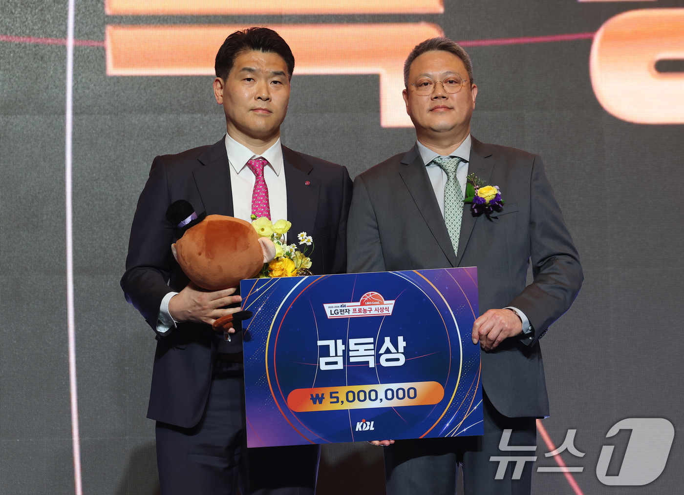 (서울=뉴스1) 오대일 기자 = 9일 오후 서울 강남구 그랜드 인터컨티넨탈 서울 파르나스 그랜드볼룸에서 열린 2025-2026 LG전자 프로농구 시상식에서 감독상을 수상한 조상현 …