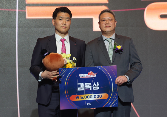 감독상 조상현 "난 부족한 지도자…선수들 덕분에 멋진 자리 섰다"