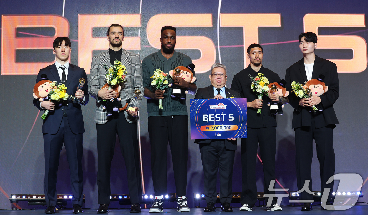 (서울=뉴스1) 오대일 기자 = 9일 오후 서울 강남구 그랜드 인터컨티넨탈 서울 파르나스 그랜드볼룸에서 열린 2025-2026 LG전자 프로농구 시상식에서 BEST 5 수상자들이 …