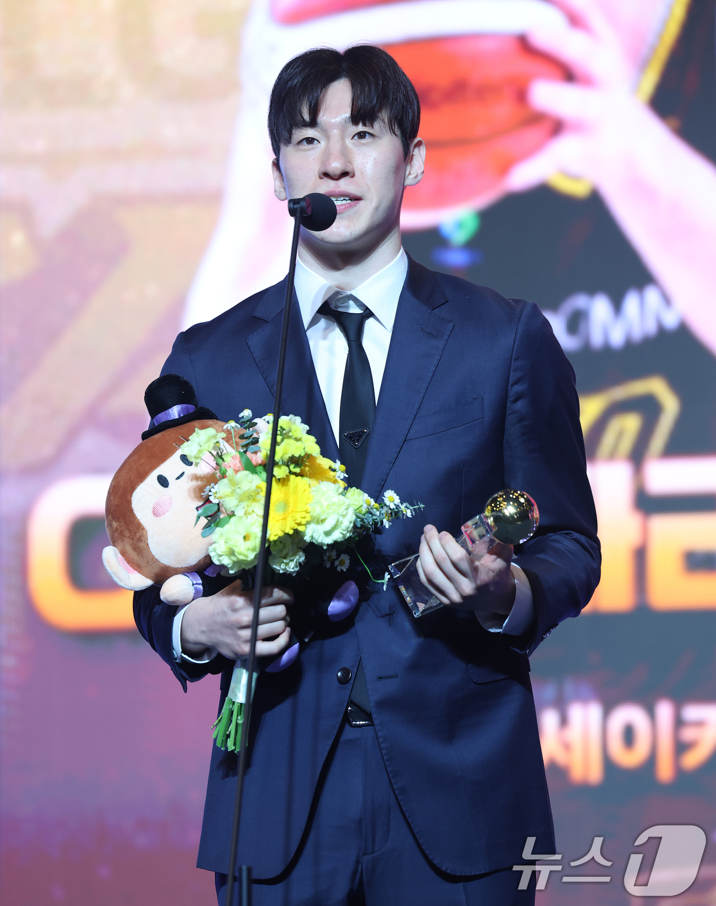 (서울=뉴스1) 오대일 기자 = 9일 오후 서울 강남구 그랜드 인터컨티넨탈 서울 파르나스 그랜드볼룸에서 열린 2025-2026 LG전자 프로농구 시상식에서 BEST 5에 선정된 이 …