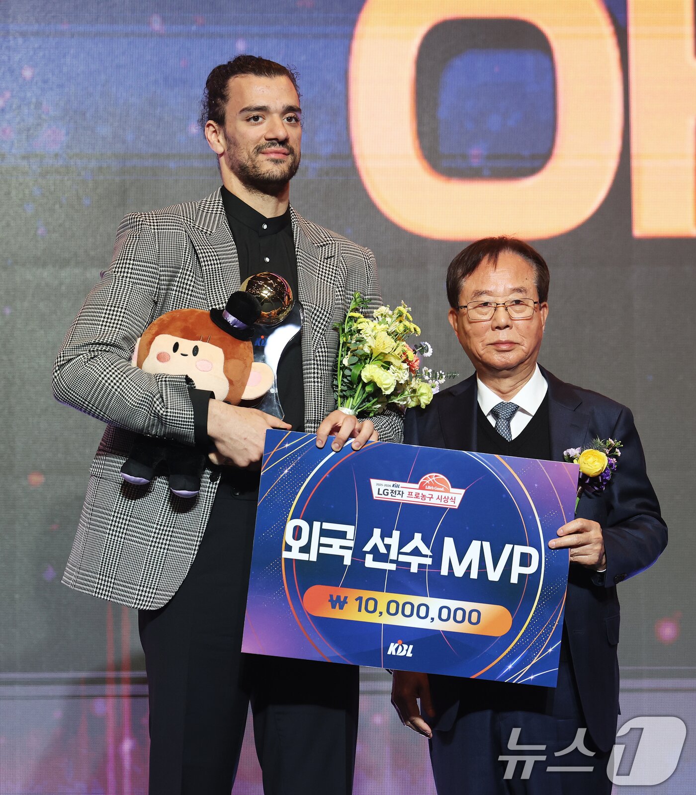 본문 이미지 - 9일 오후 서울 강남구 그랜드 인터컨티넨탈 서울 파르나스 그랜드볼룸에서 열린 2025-2026 LG전자 프로농구 시상식에서 외국선수 MVP에 선정된 아셈 마레이(창원 LG)가 이수광 KBL 총재와 기념촬영을 하고 있다. ⓒ 뉴스1 오대일 기자