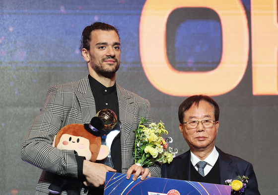 정규 우승팀 '독식' 사라졌다…트로피 거머쥔 LG 선수는 마레이뿐