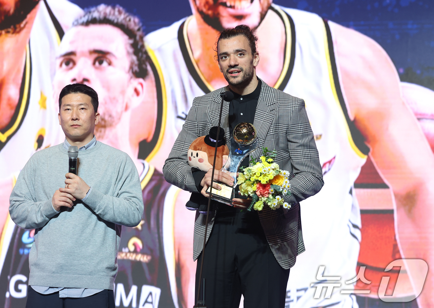 (서울=뉴스1) 오대일 기자 = 9일 오후 서울 강남구 그랜드 인터컨티넨탈 서울 파르나스 그랜드볼룸에서 열린 2025-2026 LG전자 프로농구 시상식에서 외국선수 MVP에 선정된 …