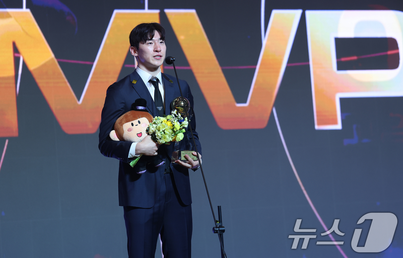 (서울=뉴스1) 오대일 기자 = 9일 오후 서울 강남구 그랜드 인터컨티넨탈 서울 파르나스 그랜드볼룸에서 열린 2025-2026 LG전자 프로농구 시상식에서 국내선수 MVP에 선정된 …