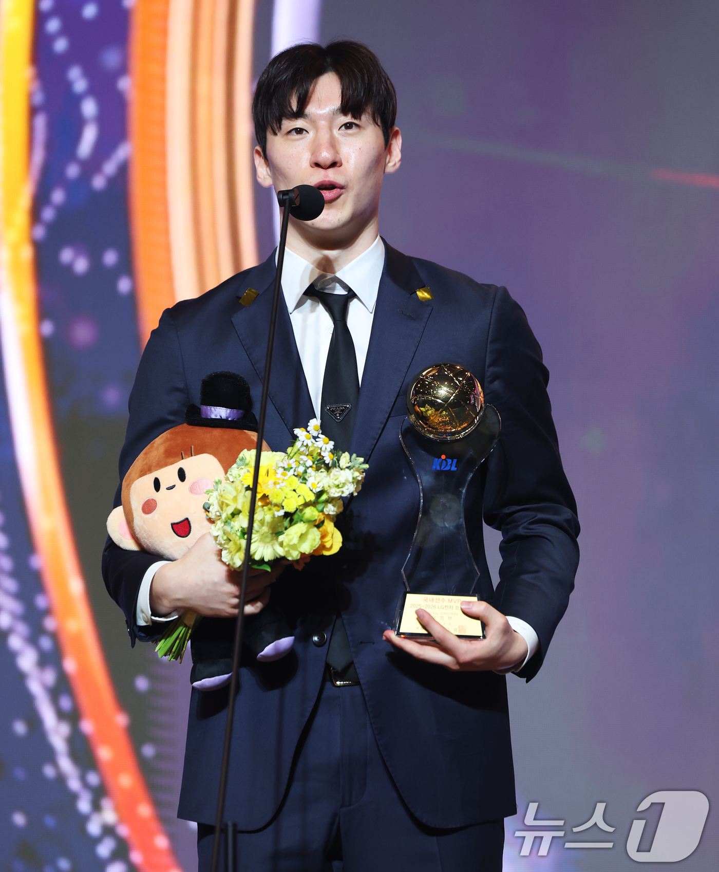 (서울=뉴스1) 오대일 기자 = 9일 오후 서울 강남구 그랜드 인터컨티넨탈 서울 파르나스 그랜드볼룸에서 열린 2025-2026 LG전자 프로농구 시상식에서 국내선수 MVP에 선정된 …