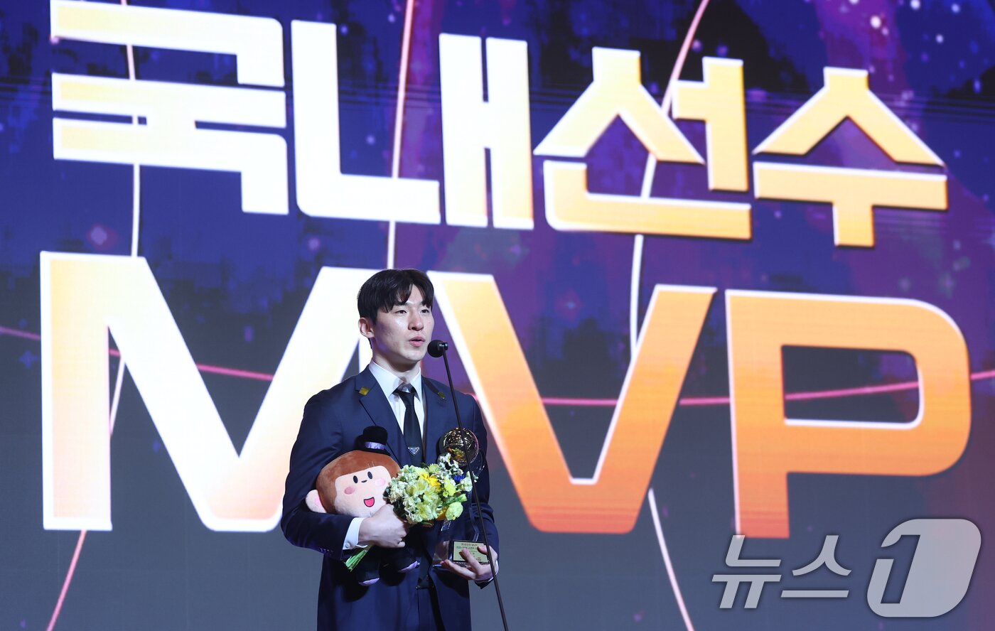 본문 이미지 - 9일 오후 서울 강남구 그랜드 인터컨티넨탈 서울 파르나스 그랜드볼룸에서 열린 2025-2026 LG전자 프로농구 시상식에서 국내선수 MVP에 선정된 이정현(고양 소노)이 수상 소감을 밝히고 있다. 2026.4.9 ⓒ 뉴스1 오대일 기자