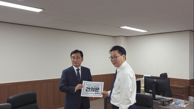 김석구 경기 광주시장 예비후보, '대통령 멘토' 이한주에 건의서 전달