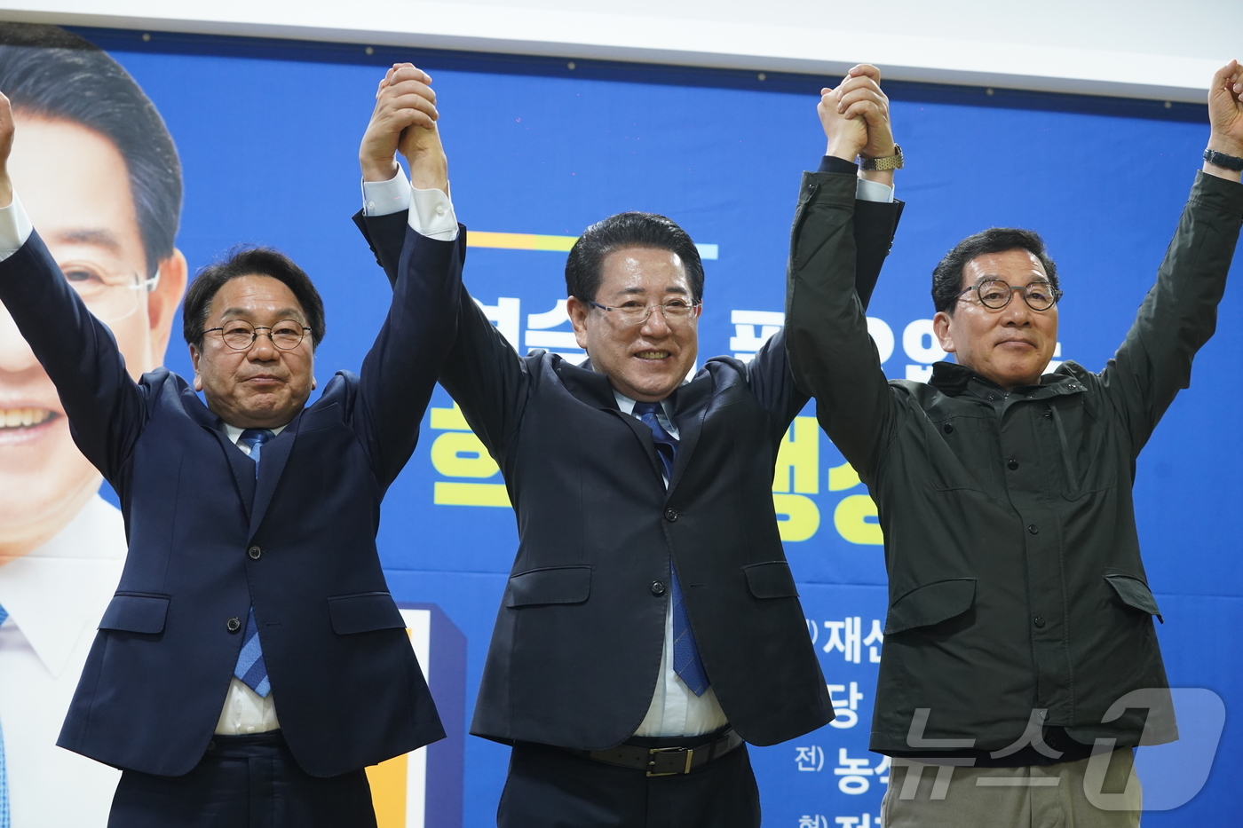 (광주=뉴스1) = 김영록 더불어민주당 전남광주통합특별시장 경선 후보(가운데)가 9일 선거캠프를 방문한 신정훈 국회의원과 강기정 광주시장의 손을 맞잡고 기념촬영을 하고 있다.(김 …