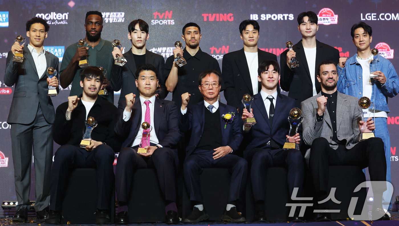 (서울=뉴스1) 오대일 기자 = 9일 오후 서울 강남구 그랜드 인터컨티넨탈 서울 파르나스 그랜드볼룸에서 열린 2025-2026 LG전자 프로농구 시상식에서 각 부문별 수상자들이 트 …
