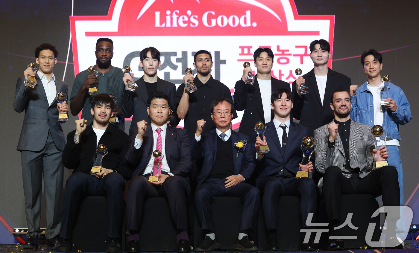 (서울=뉴스1) 오대일 기자 = 9일 오후 서울 강남구 그랜드 인터컨티넨탈 서울 파르나스 그랜드볼룸에서 열린 2025-2026 LG전자 프로농구 시상식에서 각 부문별 수상자들이 트 …