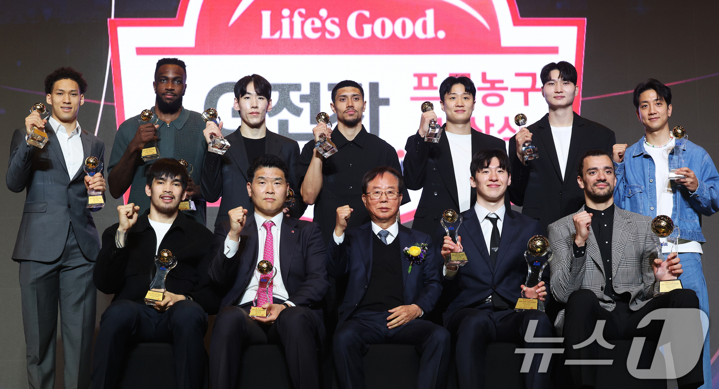 (서울=뉴스1) 오대일 기자 = 9일 오후 서울 강남구 그랜드 인터컨티넨탈 서울 파르나스 그랜드볼룸에서 열린 2025-2026 LG전자 프로농구 시상식에서 각 부문별 수상자들이 트 …
