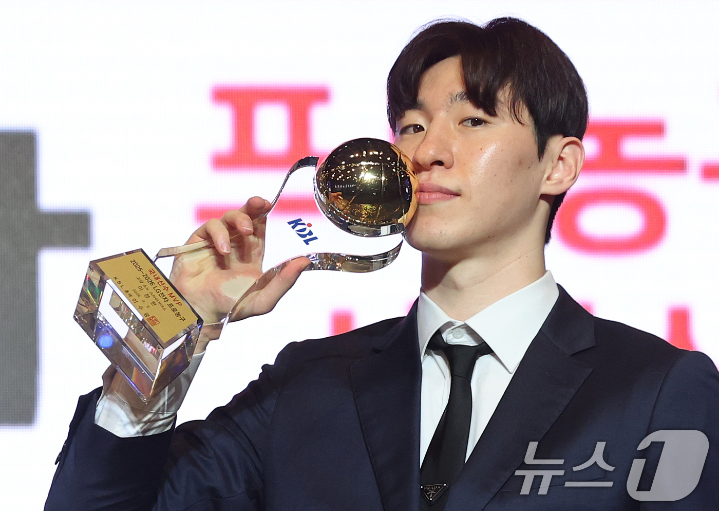 (서울=뉴스1) 오대일 기자 = 9일 오후 서울 강남구 그랜드 인터컨티넨탈 서울 파르나스 그랜드볼룸에서 열린 2025-2026 LG전자 프로농구 시상식에서 국내선수 MVP에 선정된 …