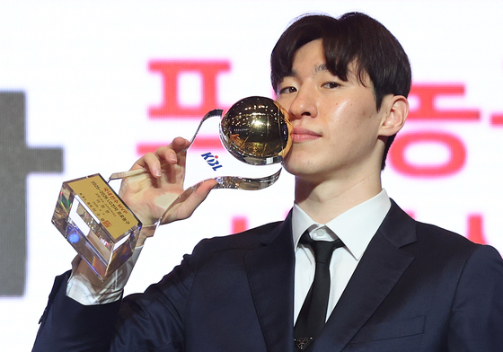 MVP 트로피에 키스하는 이정현