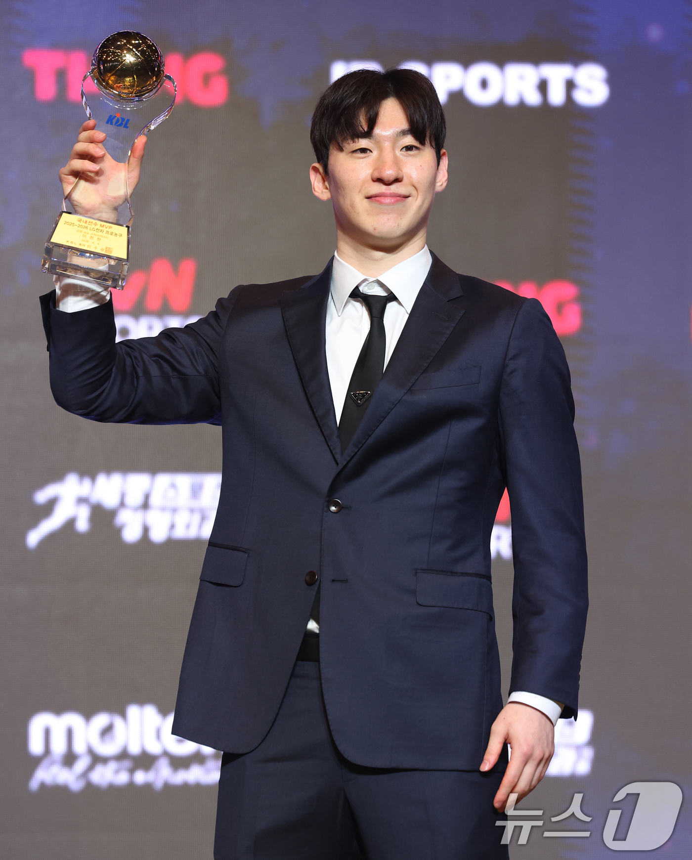 (서울=뉴스1) 오대일 기자 = 9일 오후 서울 강남구 그랜드 인터컨티넨탈 서울 파르나스 그랜드볼룸에서 열린 2025-2026 LG전자 프로농구 시상식에서 국내선수 MVP에 선정된 …